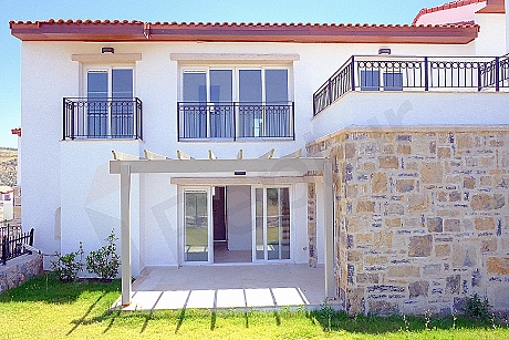 DOĞAL TAŞ MİMARİSİ İLE GENİŞ VERANDALI VE BAHÇELİ SATILIK 3+1 VİLLA